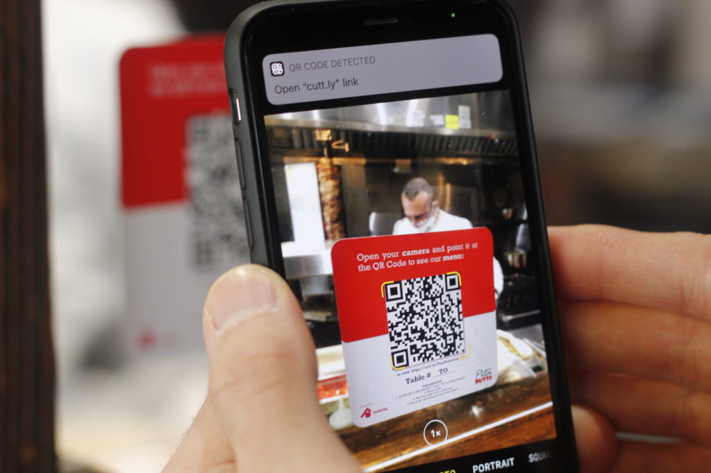  اسکن کد QR منوی رستوران از طریق گوشی هوشمند